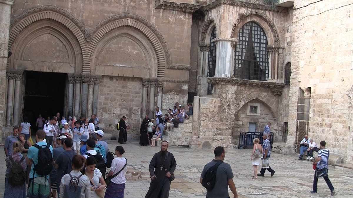 Храм Воскресения, Иерусалим. Вход в Храм, внутренний двор, справа лестница на Галгофу (в настоящее время не используется). Фото автора