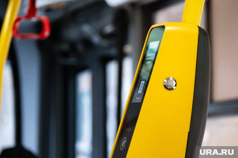 Для оплаты проезда разовый билет нужно приложить к валидатору
Фото: Руслан Яроцкий © URA.RU