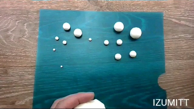 Катаем шарики из холодного фарфора и оставляем заветрится для фиксации формы.