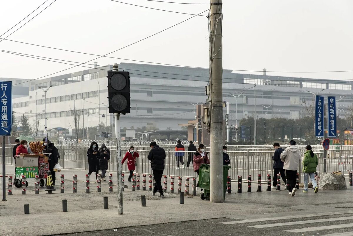 Рабочие фабрики Foxconn в Чжэнчжоу во время обеденного перерыва