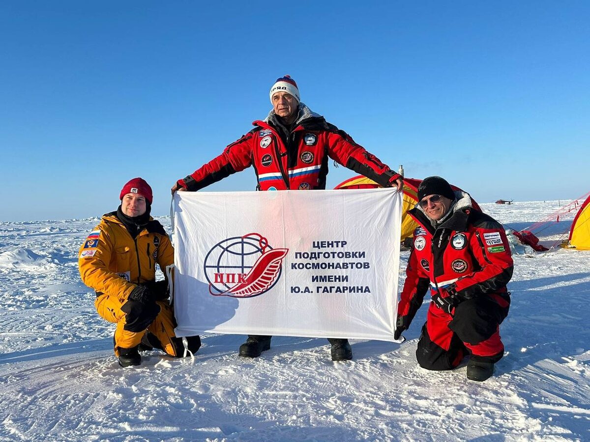 Денис Ефремов, Михаил Корниенко, Александр Лынник после приземления на Северный полюс