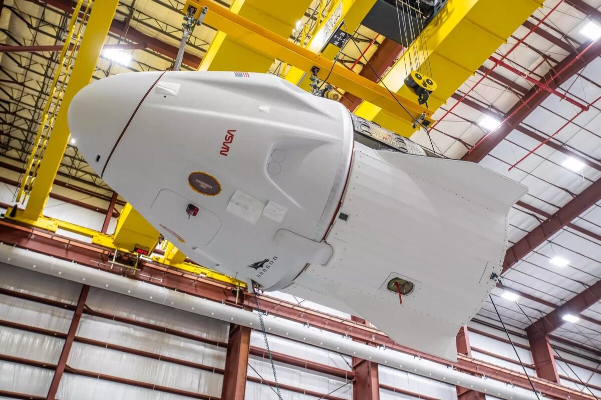Пилотируемый корабль Dragon от SpaceX значительно просторнее и грузоподъемнее российского «Союза». Фото: SpaceX