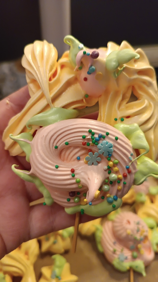 Для такого украшение нужно яичный белок и сахар.