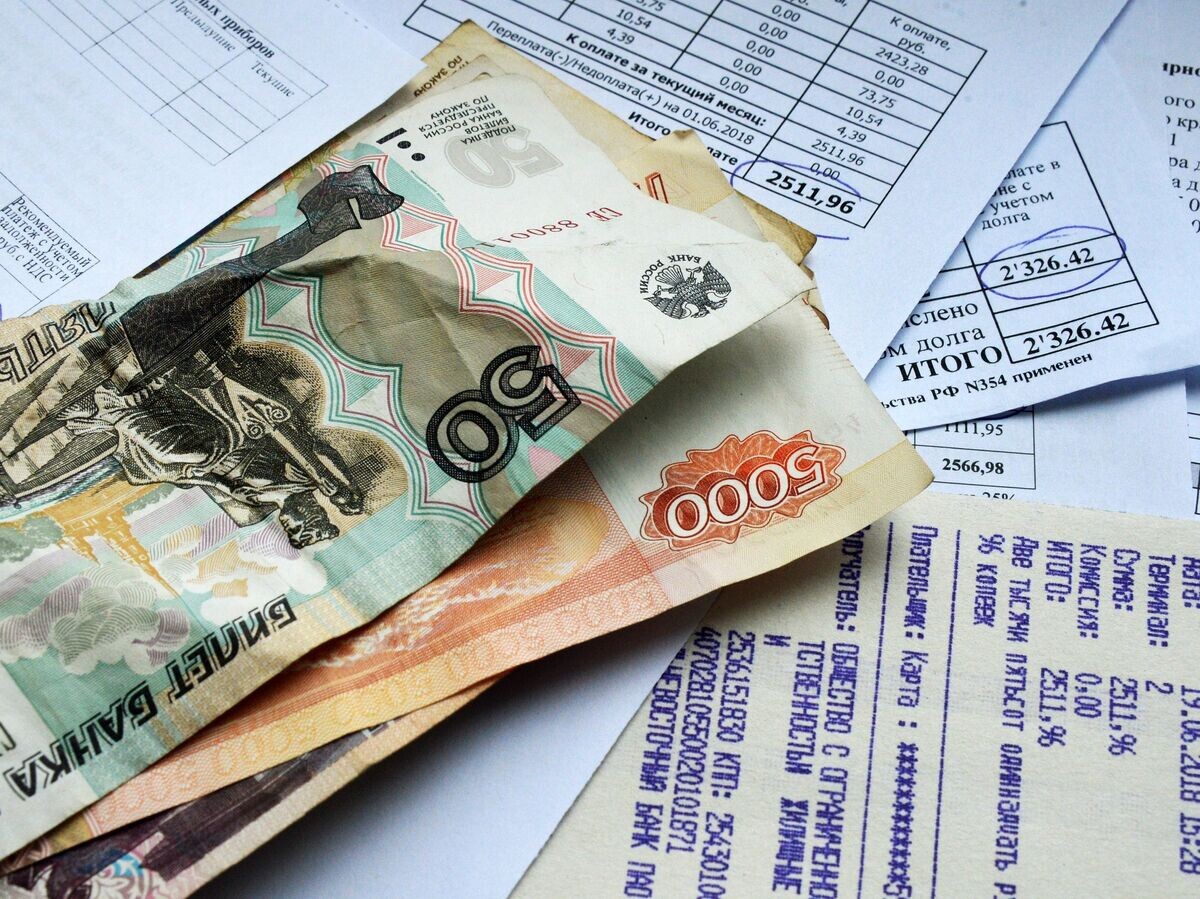    Денежные купюры и квитанции за оплату коммунальных услуг© РИА Новости / Виталий Аньков