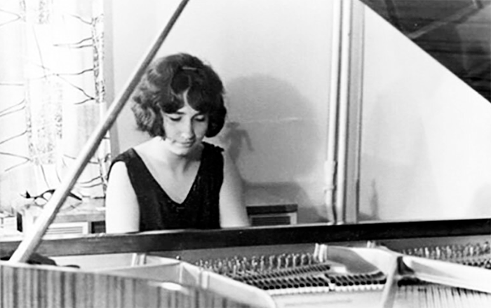Юная Ирина Аллегрова