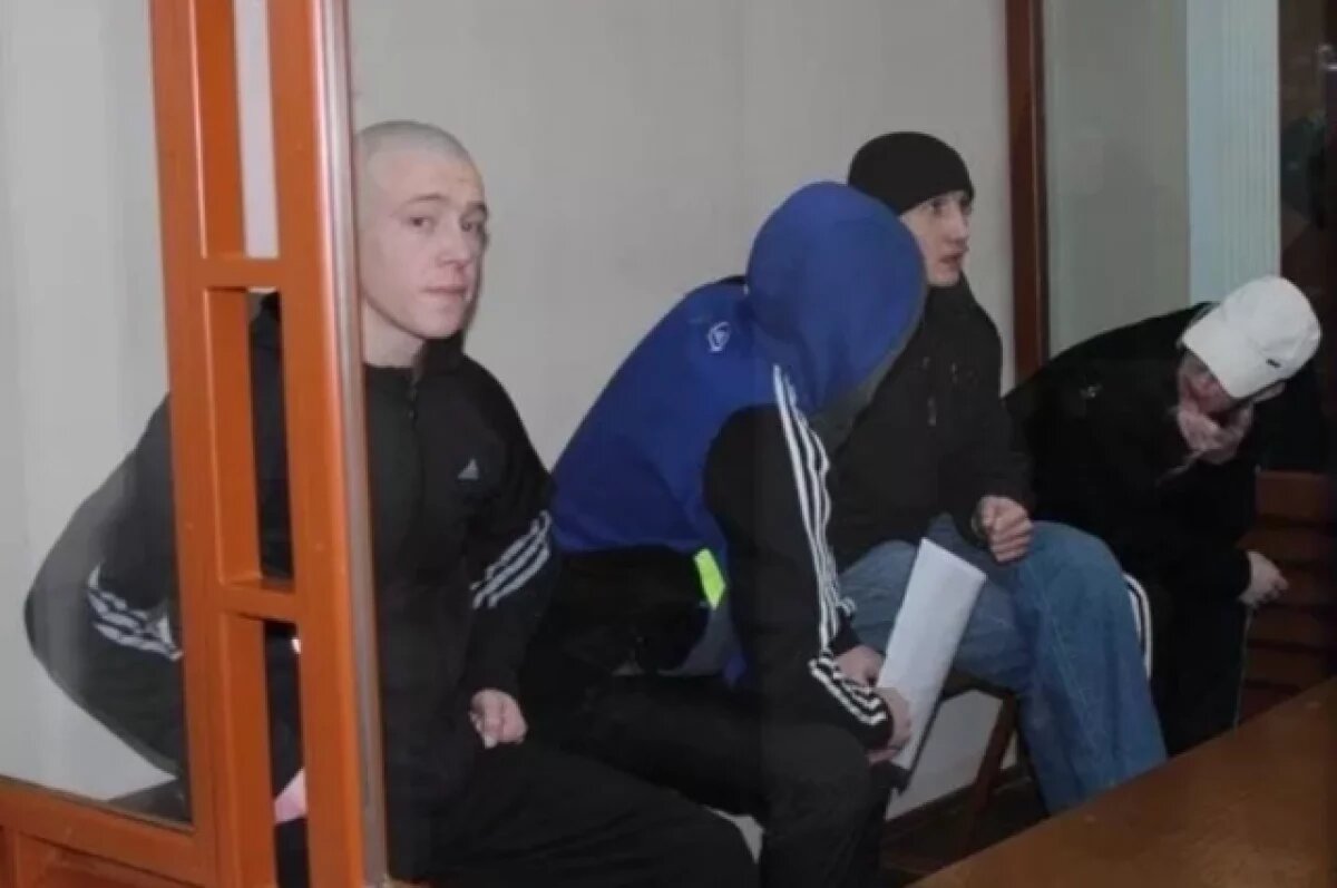    Максим Смирнов с братом и приятелями.