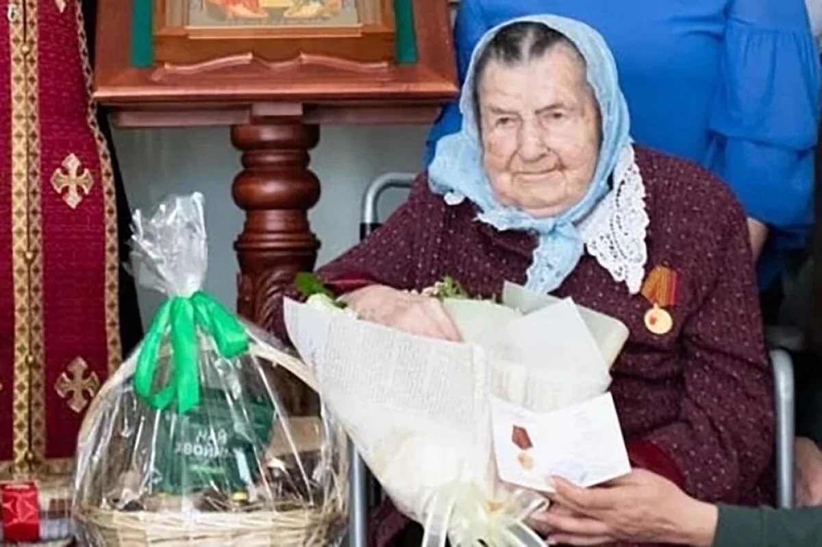    В день 100-летия Нине Григорьевне вручили юбилейную медаль «80 лет Победы в Великой Отечественной войне».