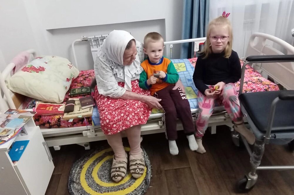    Нина Григорьевна очень любит, когда в гости приходят дети из воскресной школы. Фото:  АиФ