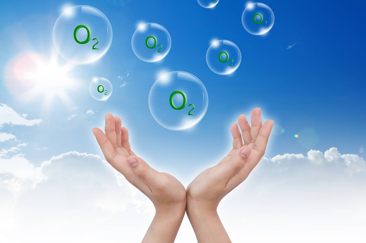 Воздух - это газообразная смесь, которая состоит преимущественно из кислорода (около 21%) и азота (около 78%), а также содержит другие газы, водяной пар, пыль, аэрозоли и другие вещества. Воздух необходим для дыхания живых организмов, так как кислород, содержащийся в нем, необходим для проведения клеточного дыхания. Он также играет важную роль в климате планеты, участвуя в процессах теплообмена и циркуляции атмосферы.