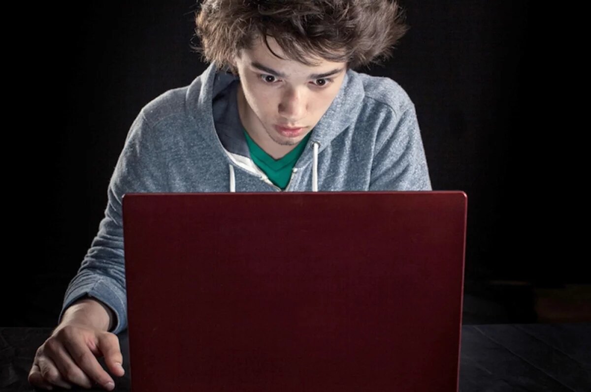    Выкупают доступ к Госуслугам.