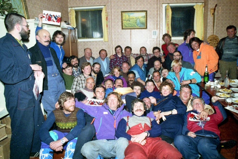    Встреча полярников станции "Беллинсгаузен" с экипажем нашего самолета и участниками трансантарктической экспедиции. / Из архива Владимира Снегирева