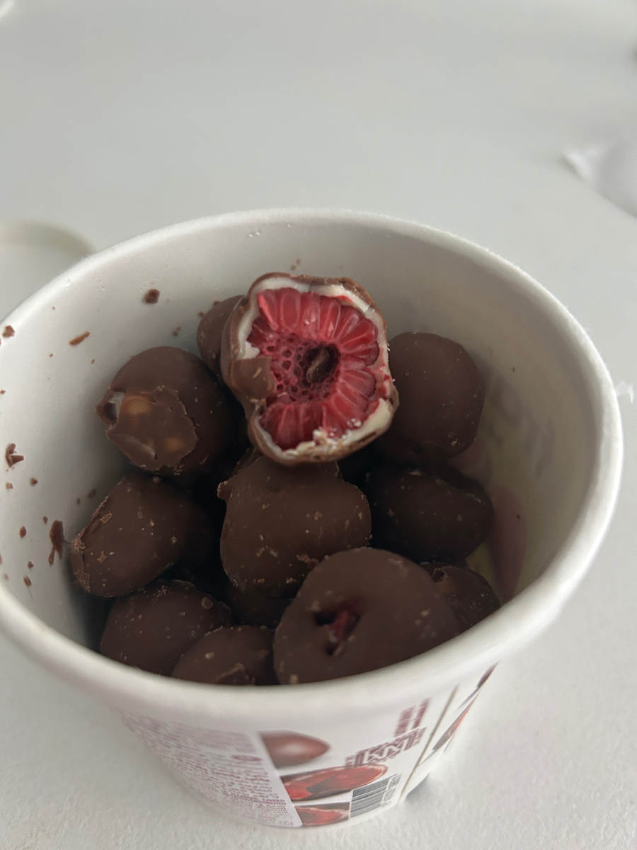 Замороженная малина в шоколаде