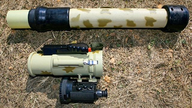 РПГ-32 в разобранном виде. Сверху: одноразовый пусковой контейнер с гранатой внутри. Снизу: пусковое устройство с прицелом (фото из открытых источников)