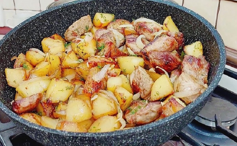Картошка с мясом по-уральски: простой и вкусный ужин за считанные минуты