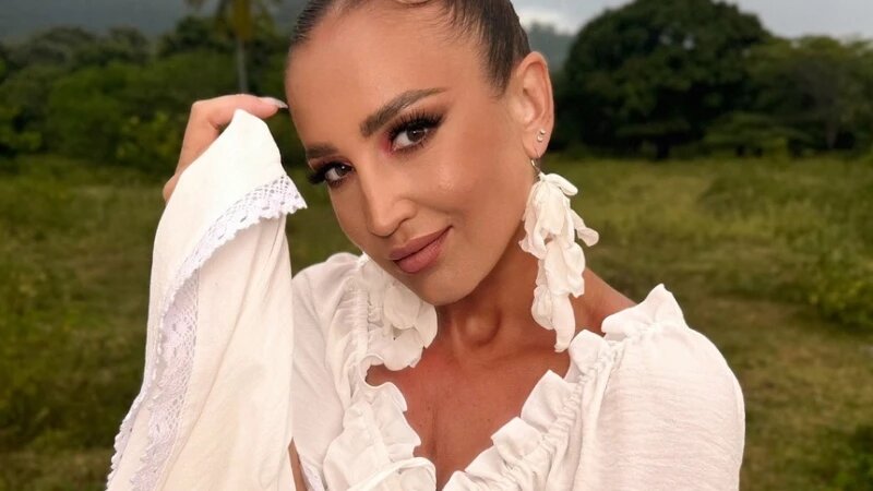     Ольга Бузова. https://vk.com/olgabuzova