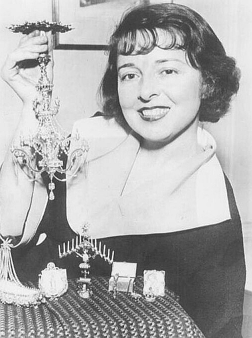 Коллин Мур с ювелирными предметами своего шедеврального замка. Взято из открытых источников 