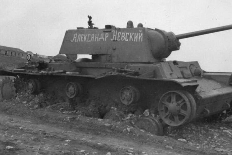 Танк КВ-1 производства ЧКЗ выпуска мая 1942 года из 107-й танковой бригады на окраине деревни Александровка