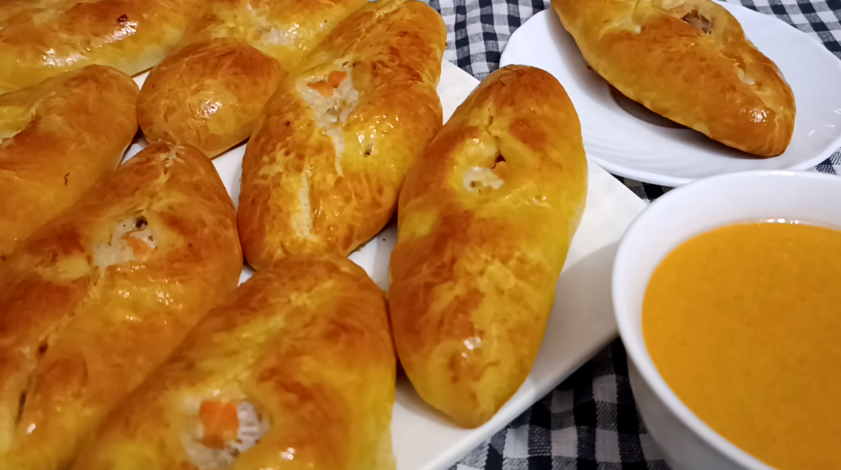 Расстегаи - это пирожки с небольшим отверстием сверху