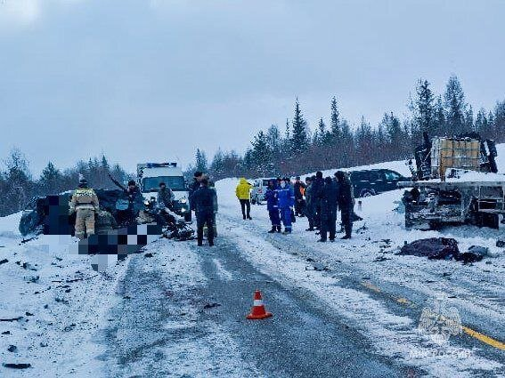    Пресс-служба из гуманности замазала в кадре тела жертв ДТП на дороге / Фото: МЧС России по республике Саха (Якутия)