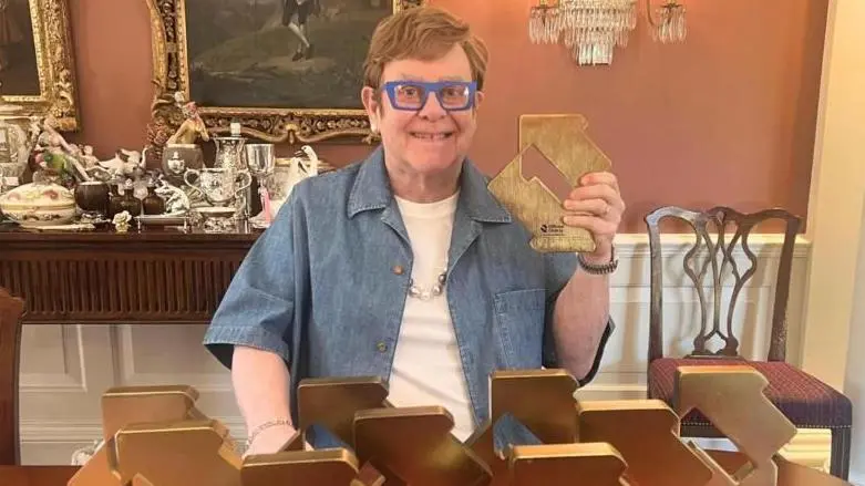 У Элтона Джона уже 10 статуэток от Official Charts Company, которая составляет британские хит-парады