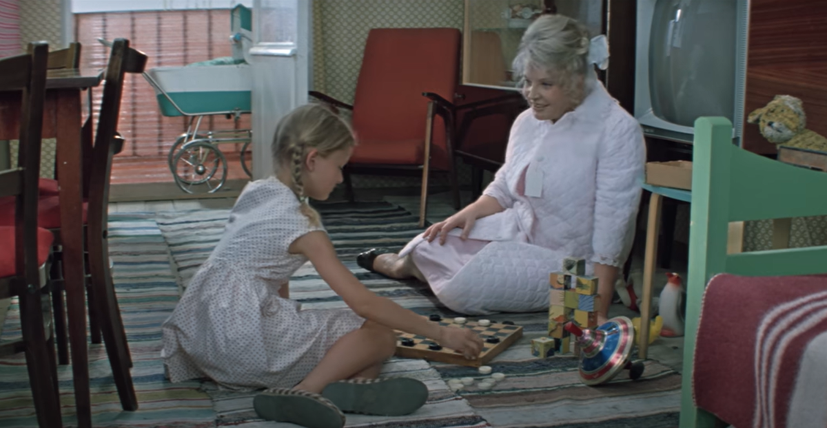 Теплый кадр из "Мачехи": игра в шашки — шаг к дружбе и пониманию. Кадр из фильма «Мачеха» (1973, реж. Олег Бондарёв). Использовано в рамках анализа. Права принадлежат правообладателям.