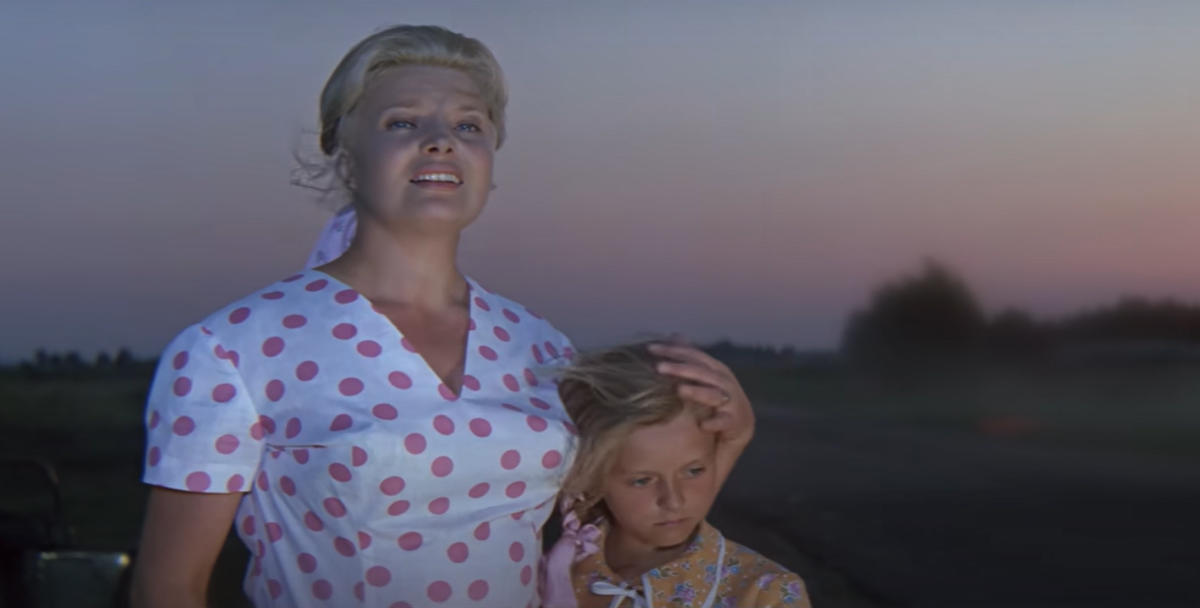 Кадр из фильма «Мачеха» (1973, реж. Олег Бондарёв). Использовано в рамках анализа. Права принадлежат правообладателям.