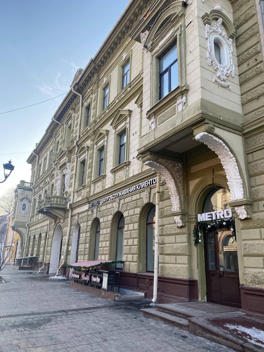 Улица Большая Покровская, дом 7. Здание построено в 1885-1887 годах по проекту архитектора В.М.Лемке для торговой фирмы «Братья Фроловы»