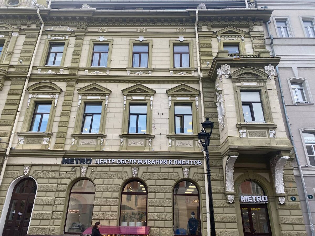 Дом на Большой Покровской строился как доходный. На первом этаже располагались магазины: полотняный магазин М.А.Скворцова, в подвалах находился винный погреб, помещения 2 и 3 этажей занимали различные конторы (например, правление общества вспоможения частному служебному труду и др.). Декоративное убранство фасадов здания было призвано демонстрировать богатство домовладельцев. Источник информации https://sterh1973.livejournal.com/279037.html