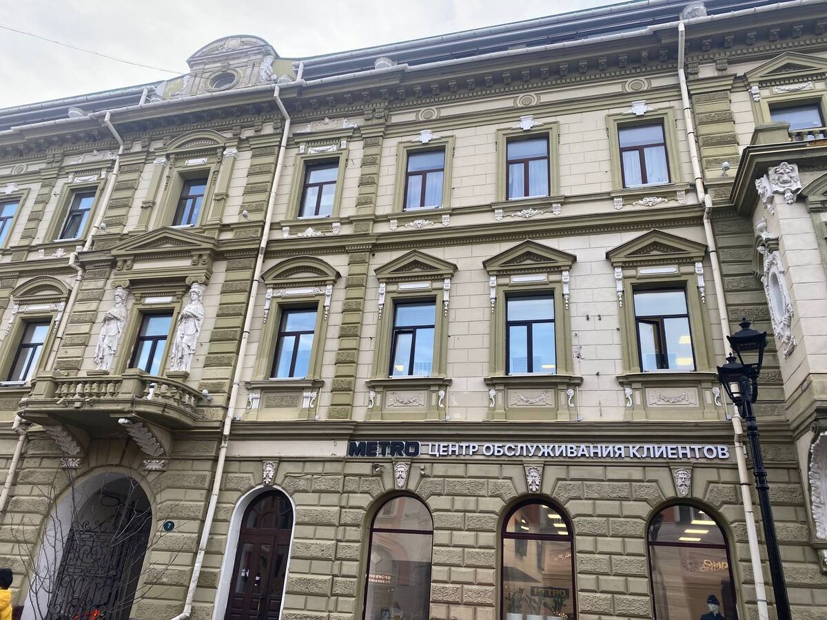 На главном фасаде здания есть информационная доска: «Объект культурного наследия регионального значения. Доходный дом торговой фирмы «Братья Фроловы». Построен в 1885-1887гг. Архитектор В.М.Лемке. Характерный образец художественного стиля академической эклектики. В этом доме в 1887-1904 гг. находилась городская общественная библиотека».