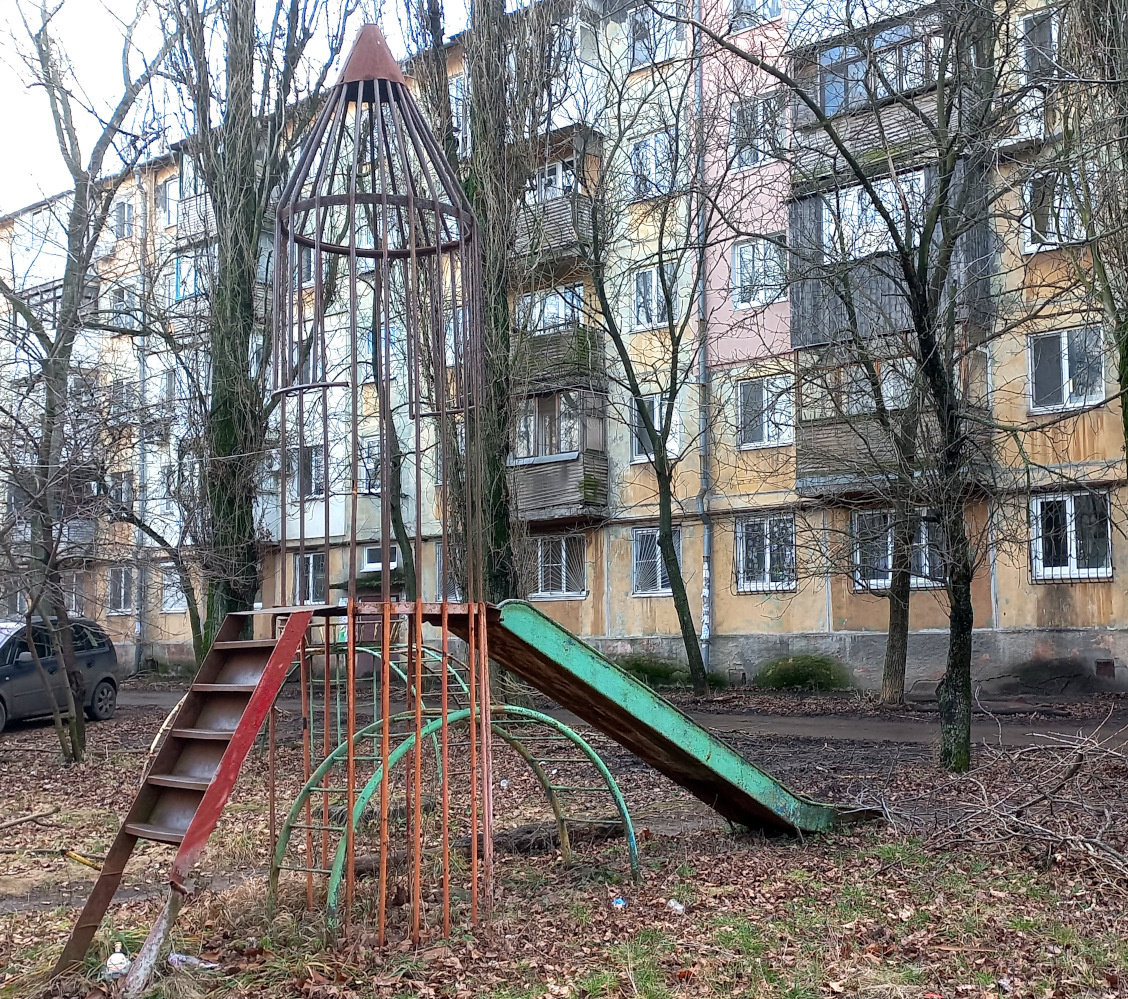 Горка для катания в форме космической ракеты. Донецк фото 2024 года