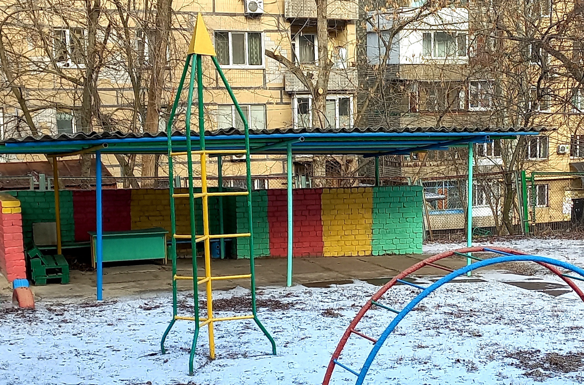 Ракета-лесенка на детской площадке. Донецк фото 2024 года 