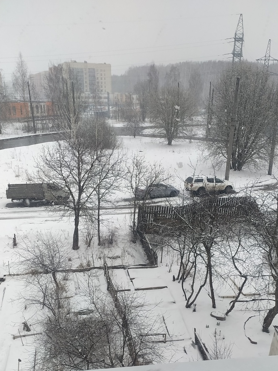 Вид из моего окна, снег валит, красотища! 