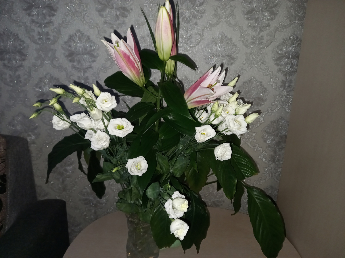 Лилия и эустома