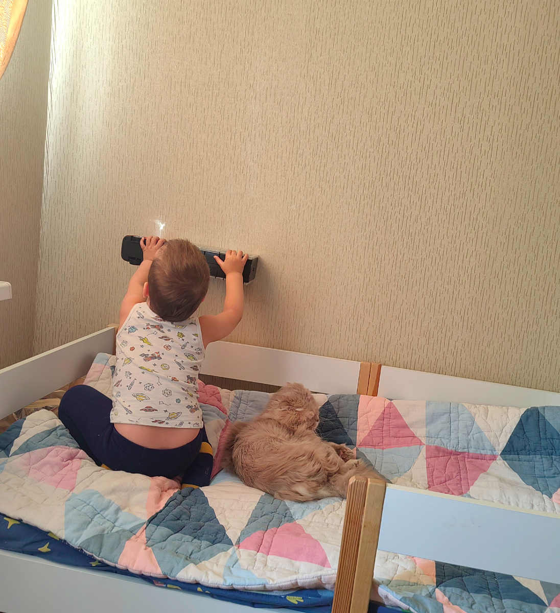 Закрывает солнечный зайчик)