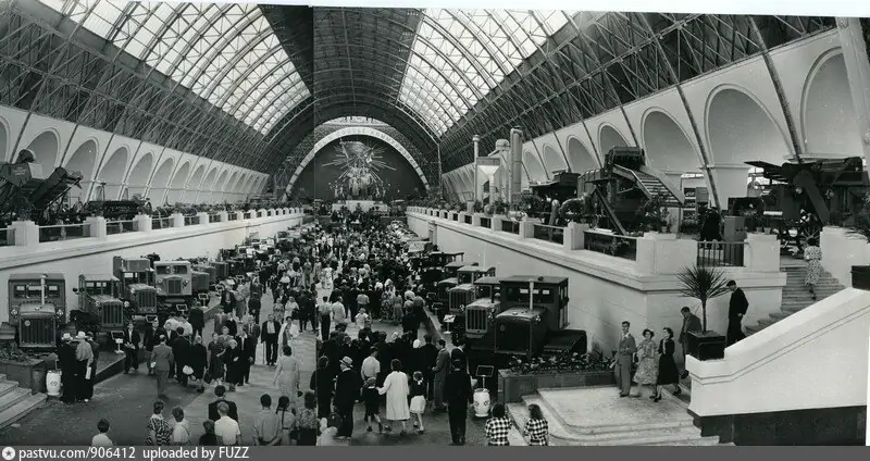 Часть, которая осталась от предыдущей версии павильона. А именно - ангар в форме эллинга 1954. С сайта www.pastvu.com.