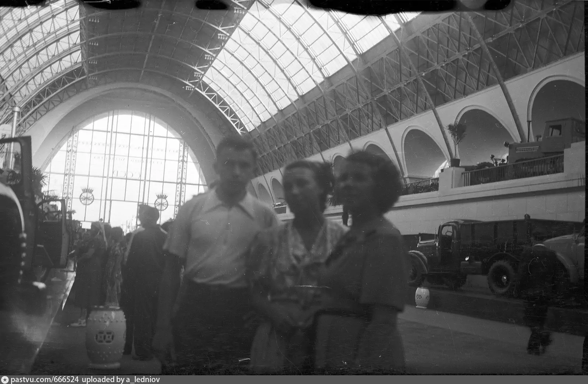На этой фотографии хорошо видно крышу ангарной части павильона и арку главного входа, 1954-1956. С сайта www.pastvu.com.