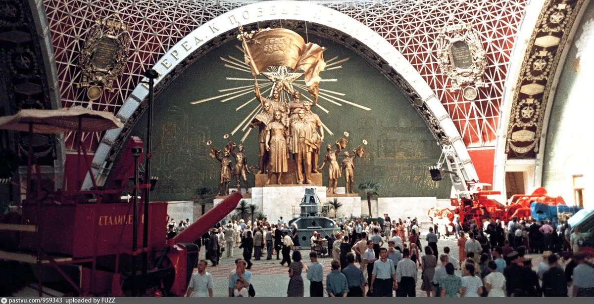Скульптура в цвете, 1954. Автор фото: Н. Бобров. С сайта www.pastvu.com.
