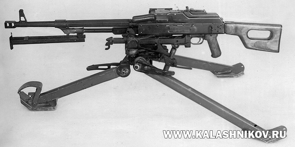 Опытный единый пулемёт Калашникова (ЕПК) на станке. 