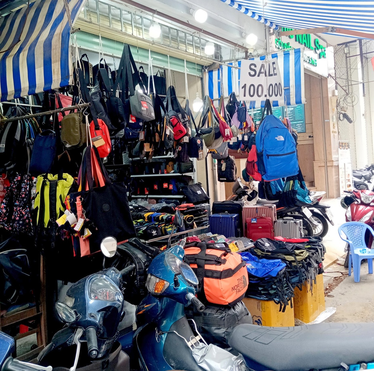 Там много лавок.