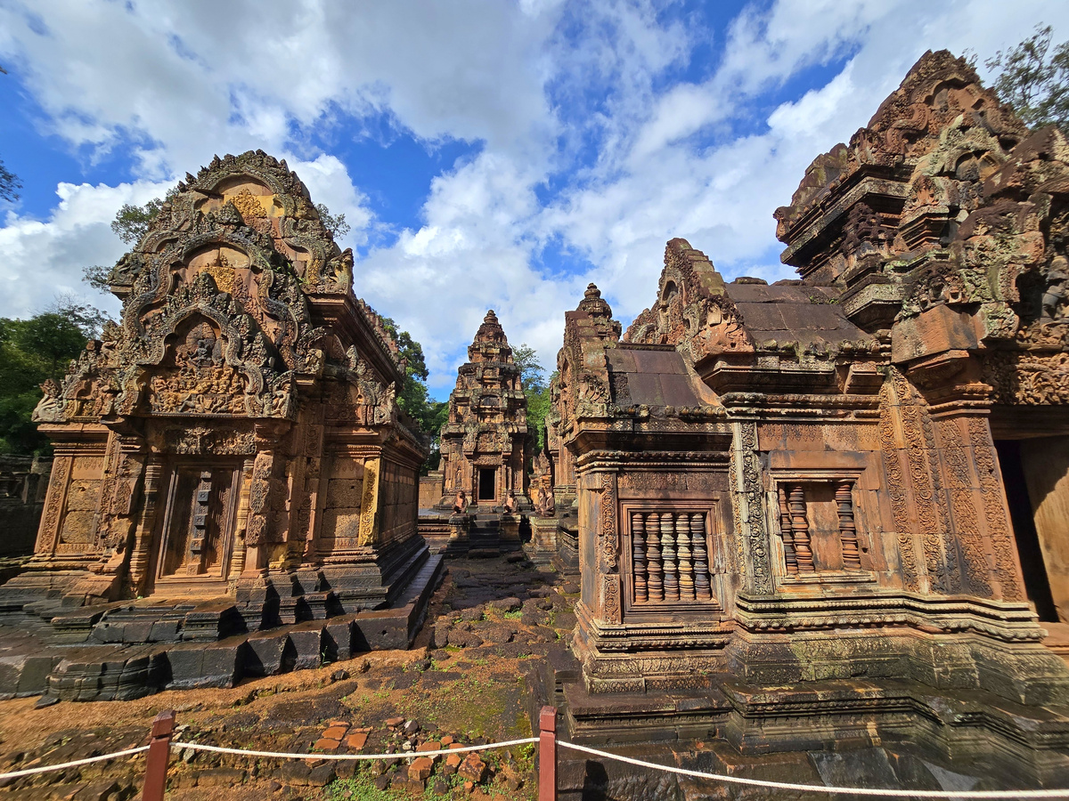 Храм Бантеай Срей - Цитадель женщины, построенный в X веке, известен своей изысканной резьбой по розоватому песчанику, которая покрывает стены, словно гобелены.