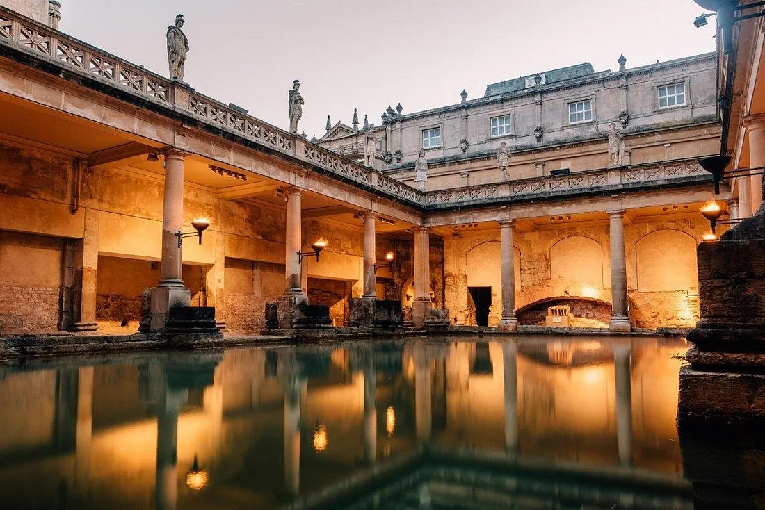 Римские бани в городе Бат, Англия. Современная фотография