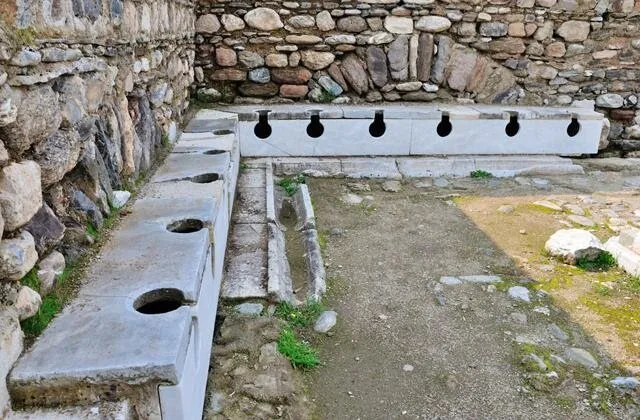Латрина в древнеримском городе Траллы, на территории современной Турции