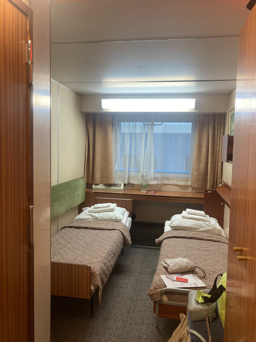 Наша каюта, справа шкаф, слева туалет (душ там же, просто шторкой закрываешься от унитаза, чтобы его не залить и моешься, стоя на полу, там внизу слив, но я голову мыла в раковине, чтобы не собирать волосы по всему туалету)