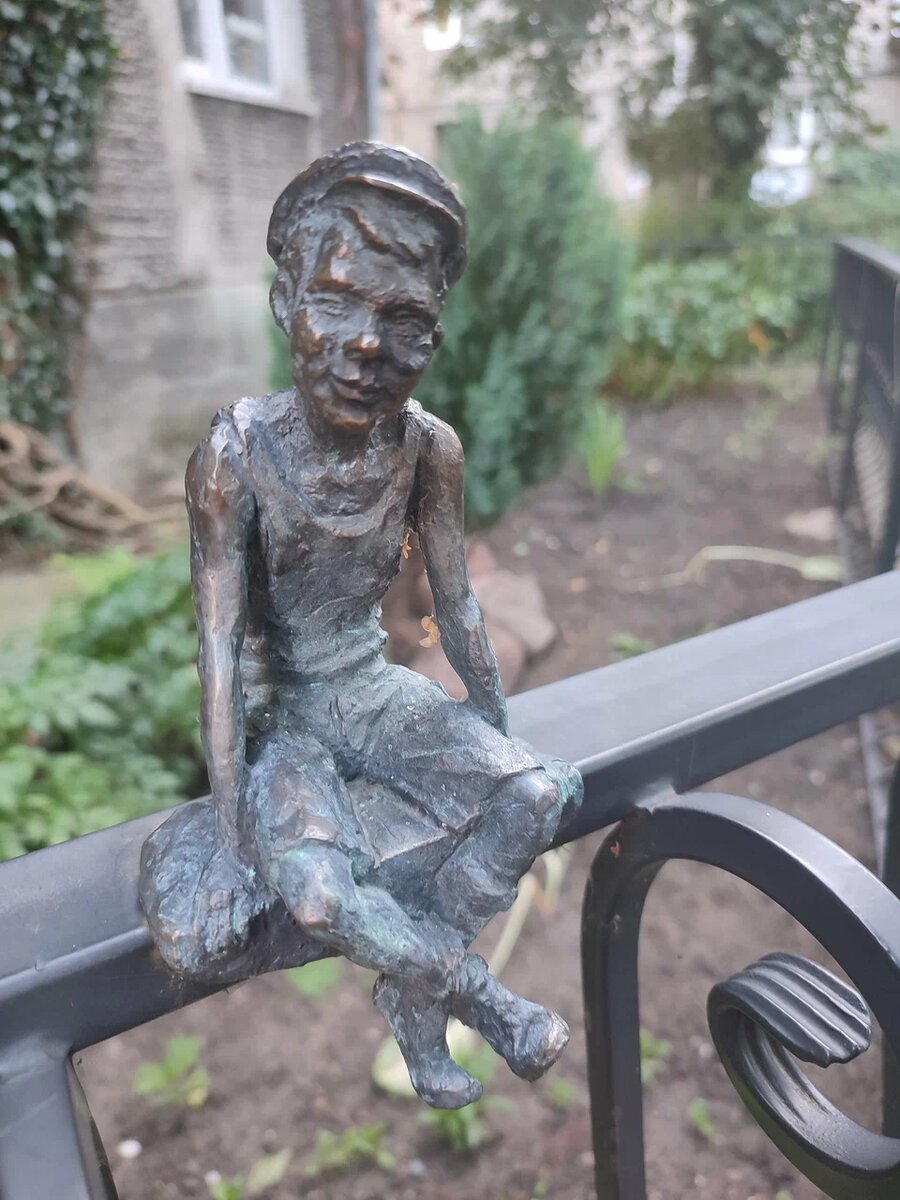 Размер скульптуры примерно с ладонь.