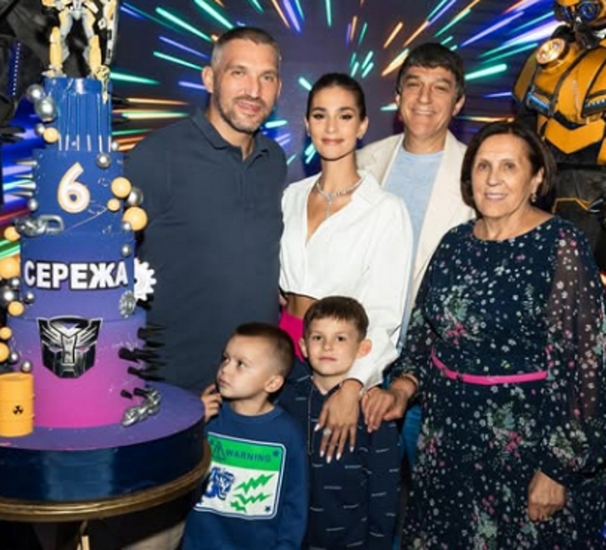 Александр и Анастасия Овечкины с мамой Татьяной, тестем Кириллом Шубским и сыновьями Сергеем и Ильей. Фото: соцсети