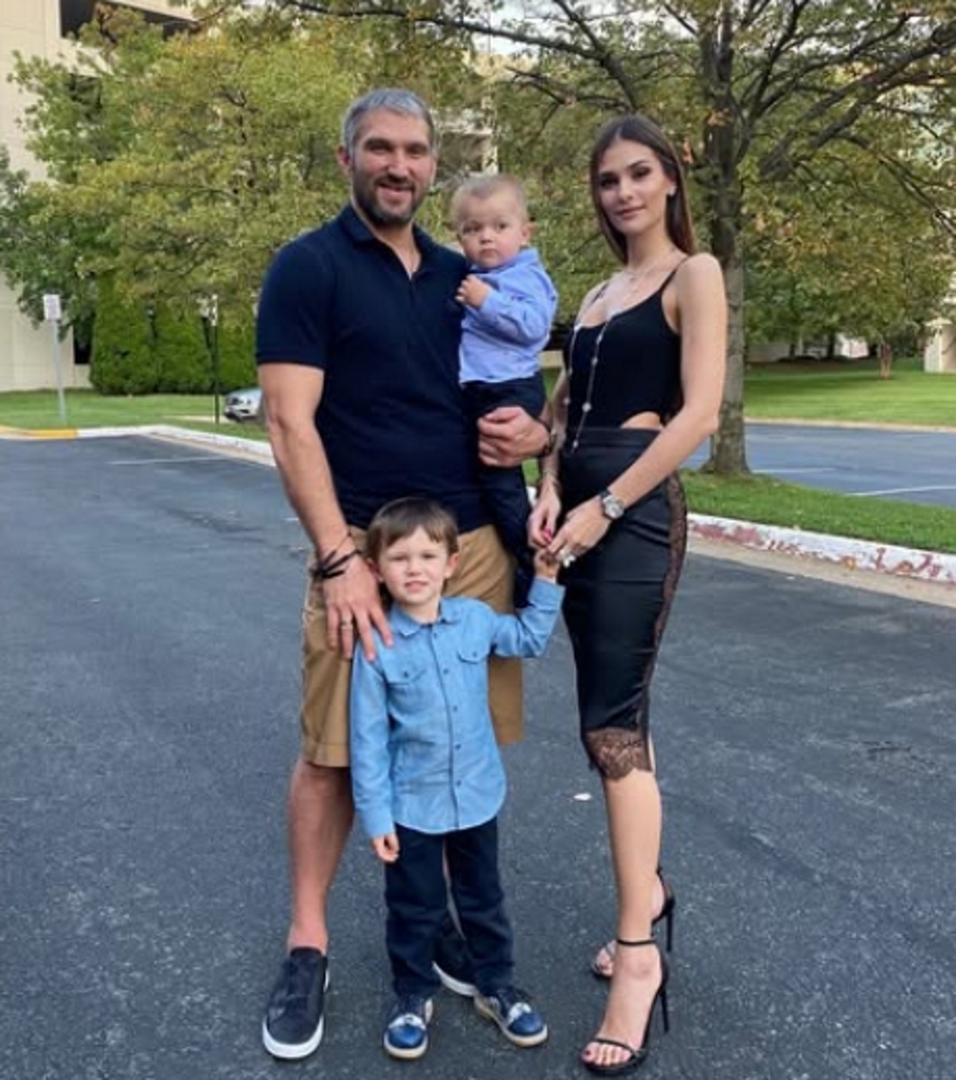 Александр Овечкин с женой Анастасией Шубской и сыновьями Сергеем и Ильем. Фото: соцсети