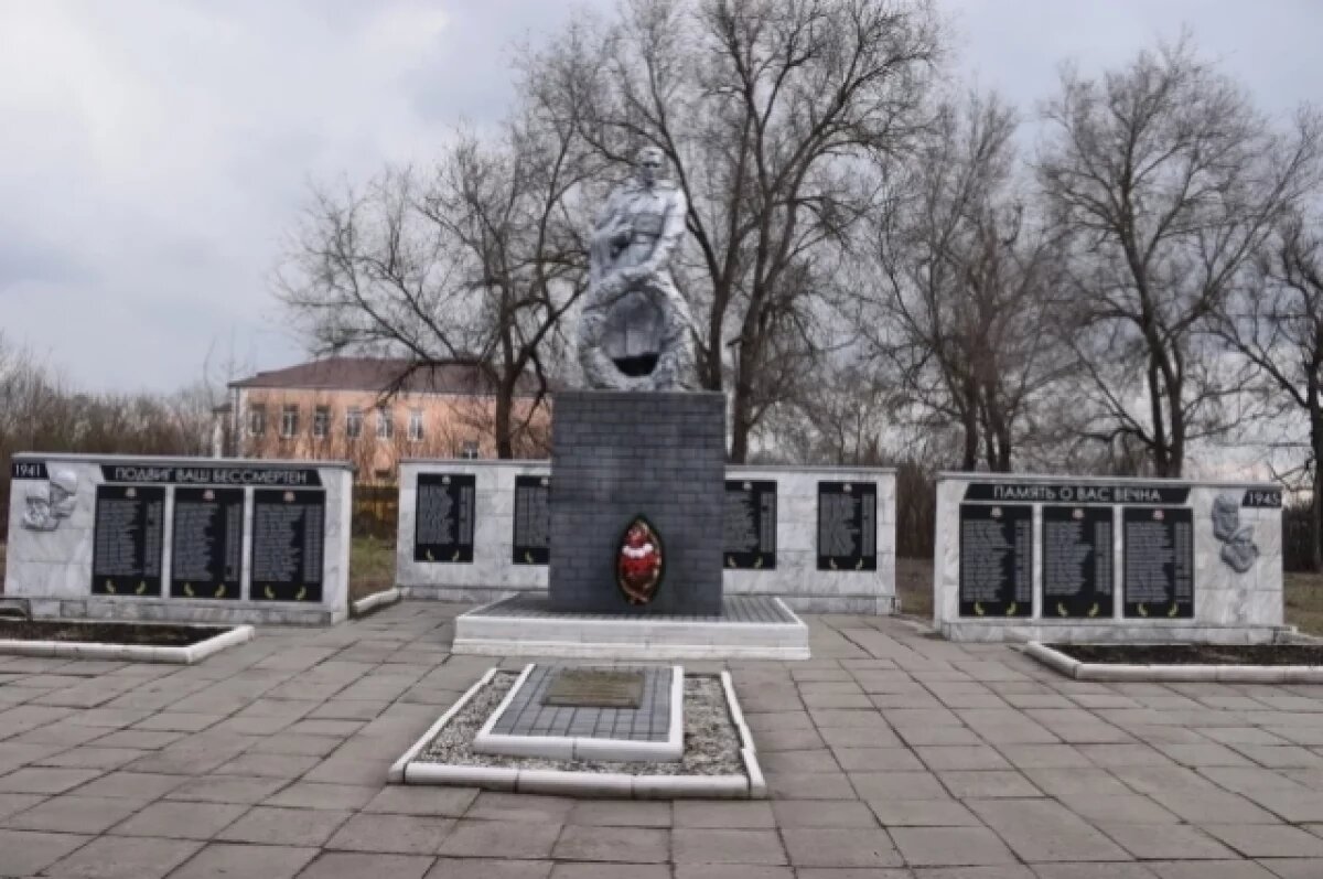    Братская могила советских воинов в селе Мандрово Валуйского округа