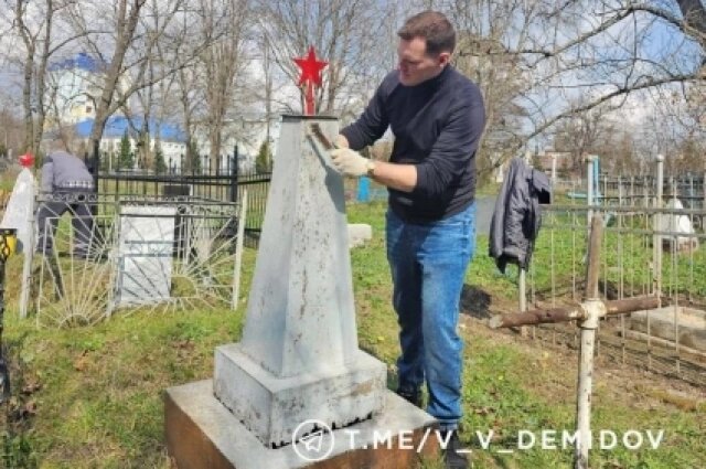    Могилы ветеранов приводят в порядок на центральном кладбище Белгорода. Фото: Telegram-канал мэра Белгорода Валентина Демидова