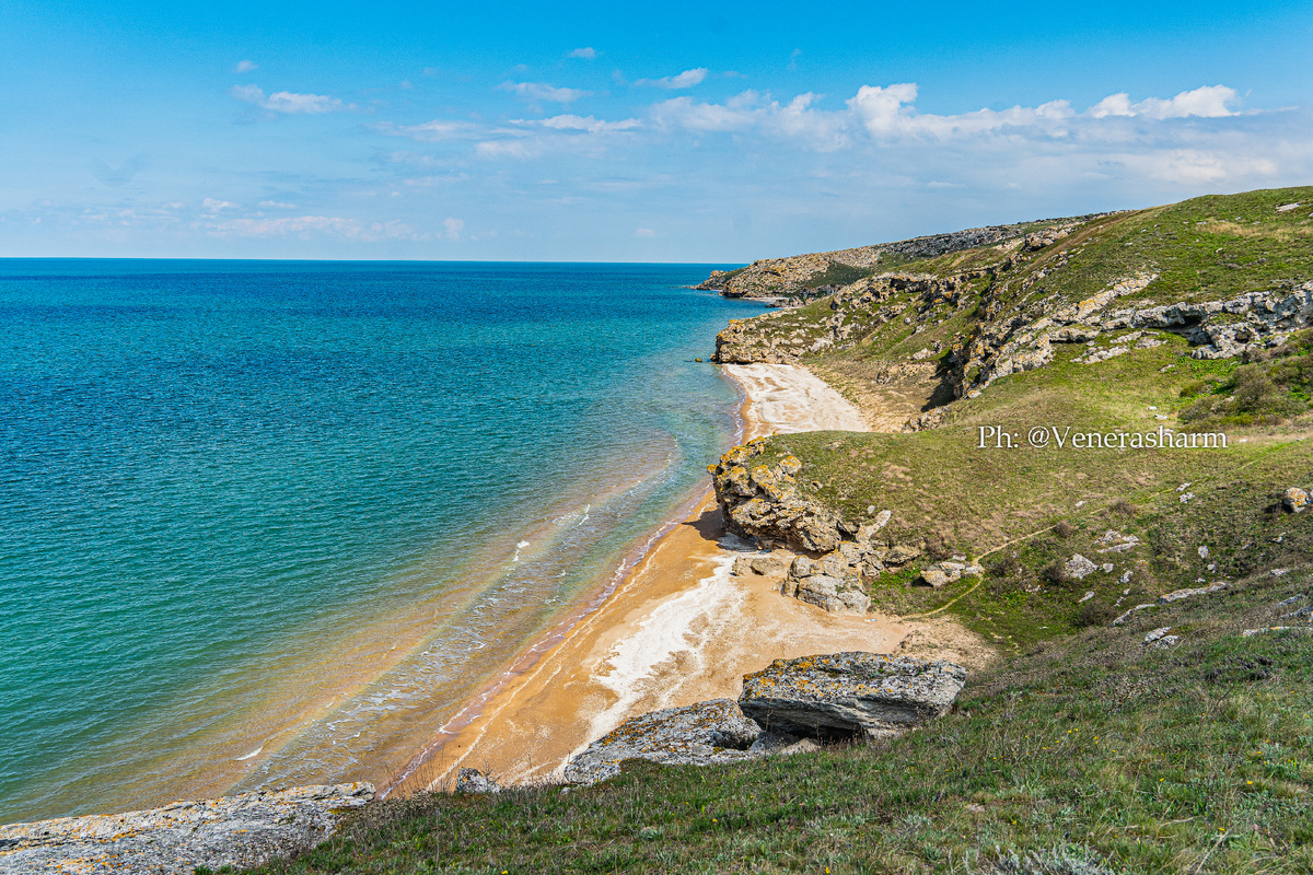  Соколиная бухта. Рядом с ней раскинулась Большая бухта, где древний колодец, поросший мхом, хранит истории тысячелетий. 