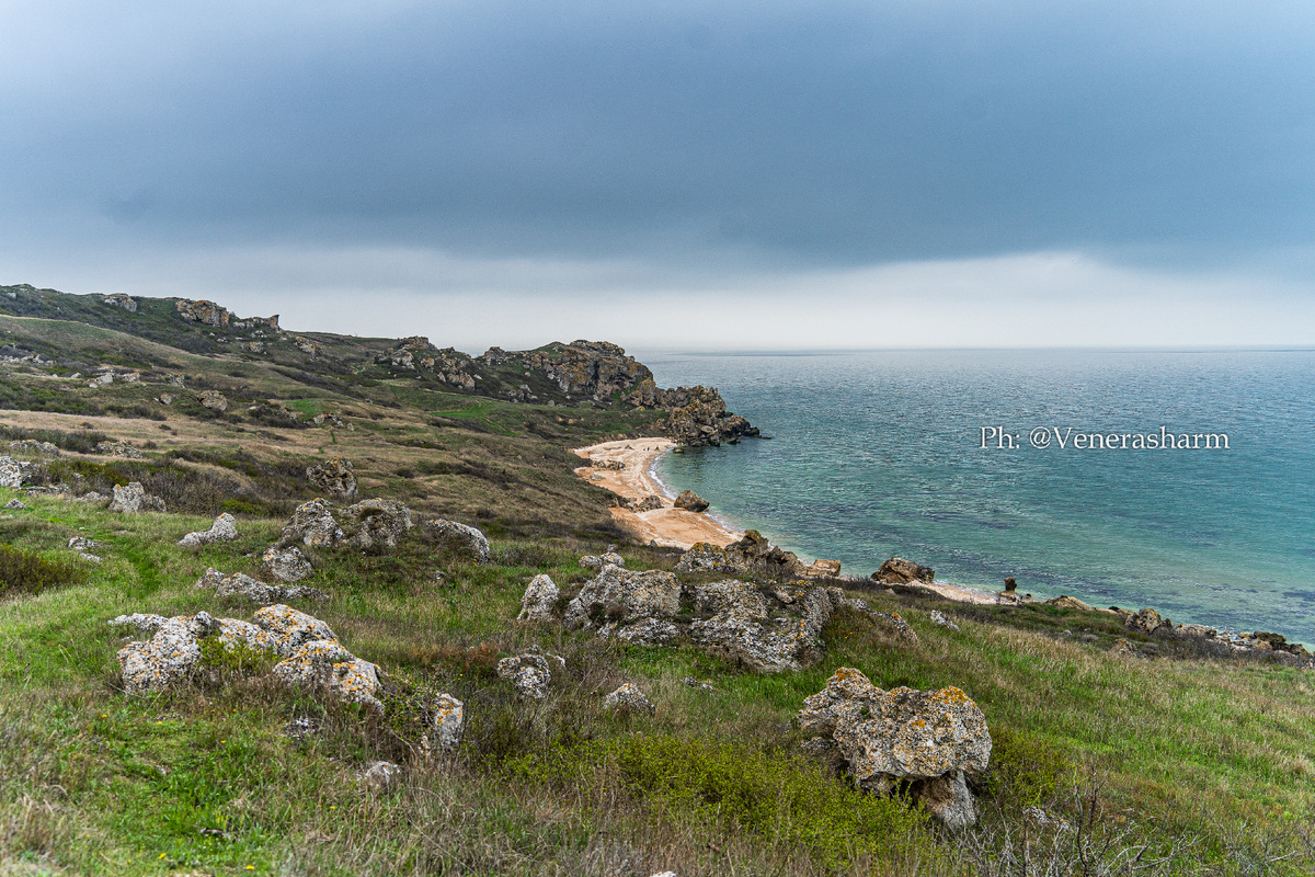 Знакомьтесь: Радостная бухта — расположена в начале Генеральских пляжей со стороны озера Чокрак, летом на этом широком пляже много туристов живут в палатках.